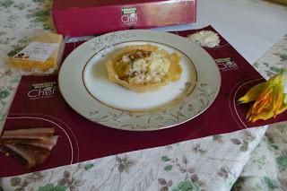 Cestino di Parmigiano con risotto ai fiori di zucca e pancetta.