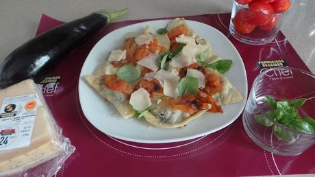 RAVIOLI RIPIENI DI MELANZANE CON POMODORI FIASCHETTO FRITTI ,BASILICO E SCAGLIE DI PARMIGIANO.