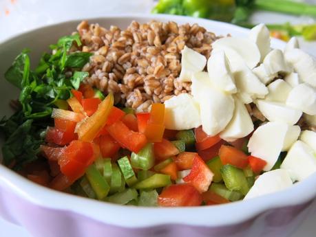 Insalata di farro con verdure croccanti e basilico