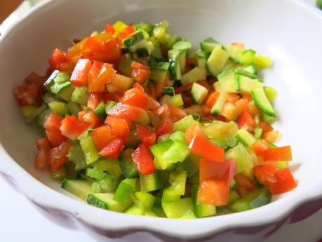 Insalata farro con verdure croccanti e basilico