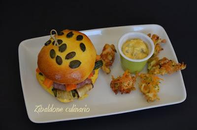 Hamburger di salsiccia con bacon, maionese ai funghi e nuvole di carote e zucchine