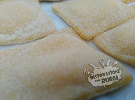 Ravioli dolci con crumble di ciliegie e Parmigiano Reggiano 12 Mesi #PRChef2015 Ravioli dolci con crumble di ciliegie e Parmigiano Reggiano 12 Mesi #PRChef2015