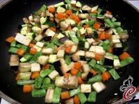 Polpette di tofu e lupini al sugo di verdure: un tuffo tra ricordi, ritorni e il piacere di sorprendersi