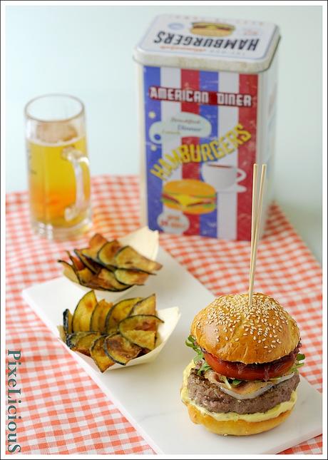 Hamburger di Manzo con Maionese, Formaggio di Capra, Pomodoro, Rucola, Cipolle Rosse Stufate e Pancetta Croccante