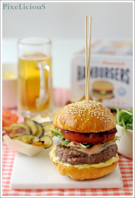 Hamburger di Manzo con Maionese, Formaggio di Capra, Pomodoro, Rucola, Cipolle Rosse Stufate e Pancetta Croccante