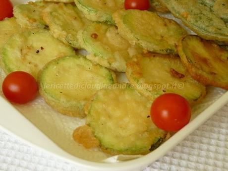 Foglie di salvia e fettine di zucchina, in pastella...