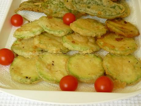 Foglie di salvia e fettine di zucchina, in pastella...