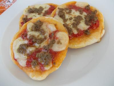 Pizzette con patè di capperi e olive