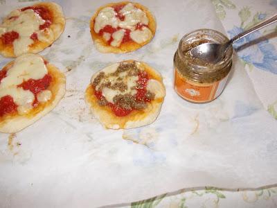 Pizzette con patè di capperi e olive