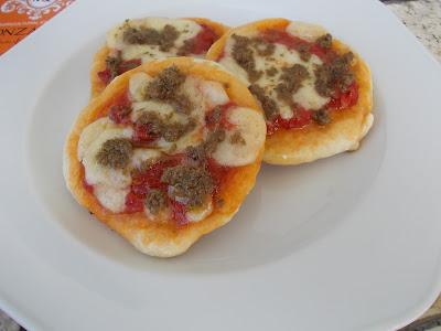 Pizzette con patè di capperi e olive