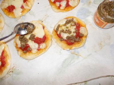 Pizzette con patè di capperi e olive