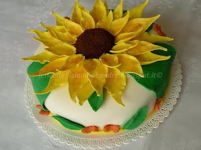 Torta al cacao e crema al cocco, decorata con girasoli in pasta di zucchero