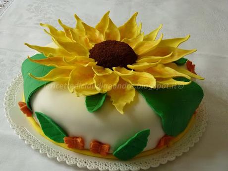 Torta al cacao e crema al cocco, decorata con girasoli in pasta di zucchero