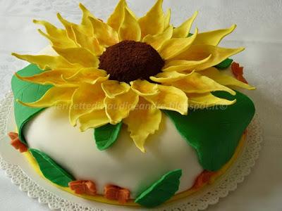 Torta al cacao e crema al cocco, decorata con girasoli in pasta di zucchero