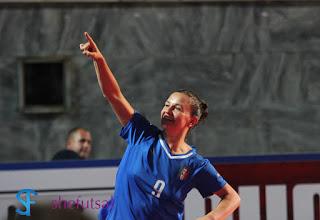 Federica Belli segna il terzo gol nella vittoria dell'Italia contro l'Ungheria di futsal femminile