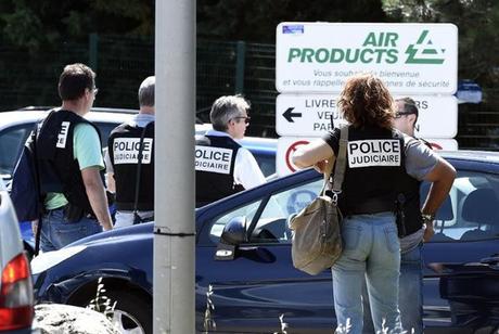 787424-des-policiers-devant-l-usine-air-products-ou-un-attentat-a-ete-commis-le-26-juin-2015-a-saint-quenti