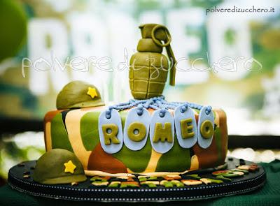 torta militare in pasta di zucchero armi esercito elmetti piastrine bomba a mano polvere di zucchero torte decorate