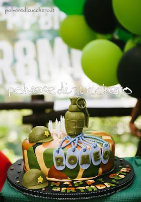 torta militare in pasta di zucchero armi esercito elmetti piastrine bomba a mano polvere di zucchero torte decorate