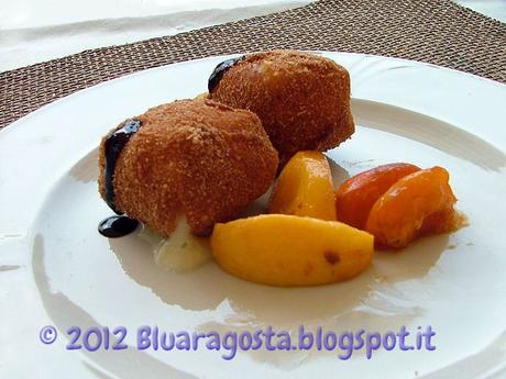 cubi di taleggio fritto con pesche caramellate