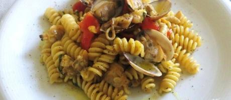 Fusiili alla salsa di fiori, vongole e calamari