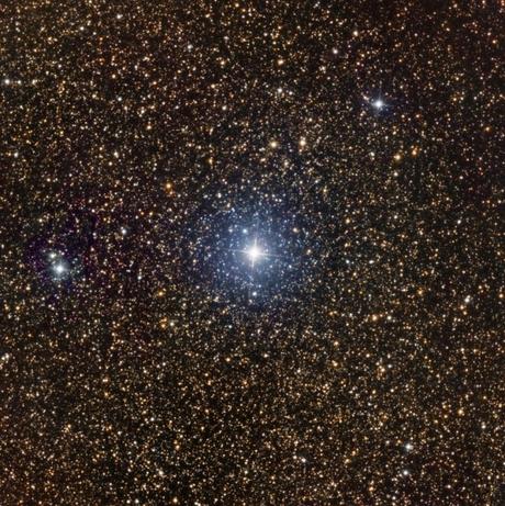 V1369 Cen è stata scoperta da John Seach il 2 Dicembre 2013. L’immagine in figura è stata ottenuta da Haberfield, Australia, sommando tre singole pose riprese nelle notti del 31 Dicembre 2013, e del 13 e 14 Gennaio 2014, quando la nova scese da una magnitudine di 3.3 ad una di 4.5 (cortesia Peter Velez)