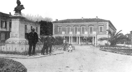 Piazza Shelley e Palazzo Paolina in una vecchia foto tratta da Viareggio Ieri N.20- luglio 1991