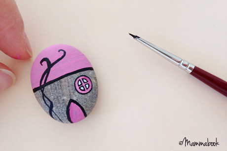 DIY da sassolino a spilla casetta – DIY handpainted stone house brooch