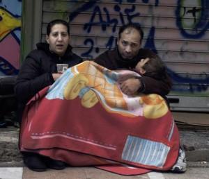 La vicenda della Grecia smaschera l’oligarchia europea ed i suoi interessi familia_grecia_vive_en_la_calle_