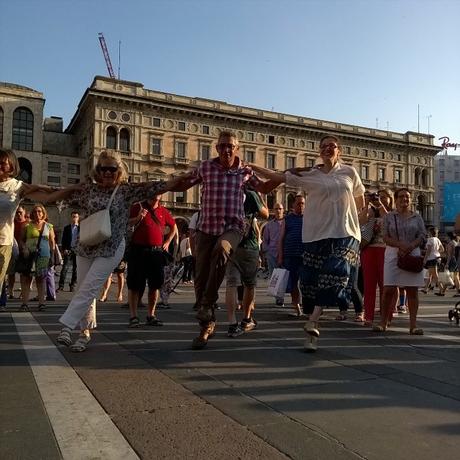 Sirtaki flashmob per la Grecia in piazza Duomo a Milano