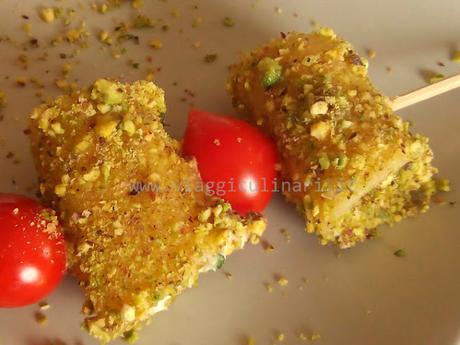 Spiedini di paccheri con mousse di ricotta e tonno in crosta di pistacchio di Bronte Spiedini di paccheri con mousse di ricotta e tonno in crosta di pistacchio di Bronte