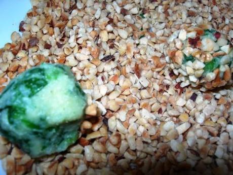 Polpettine di spinaci in crosta di nocciole con crema di gorgonzola Polpettine di spinaci in crosta di nocciole con crema di gorgonzola