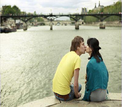 Vuole baciare 100 uomini nella città dell'amore : PARIGI!