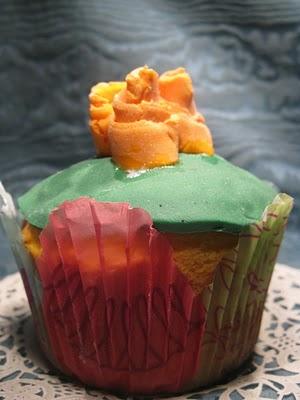 Cup Cake alla vaniglia con ...decorazione di fondant Cup Cake alla vaniglia con ...decorazione di fondant