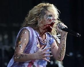 Kesha beve il sangue come un satanista