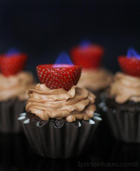 Cupcake al cioccolato con fragole fiammeggianti Cupcake al cioccolato con fragole fiammeggianti