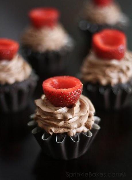 Cupcake al cioccolato con fragole fiammeggianti Cupcake al cioccolato con fragole fiammeggianti
