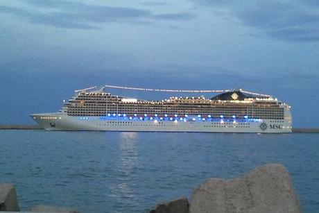 La Msc Magnifica lascia il porto di Bari