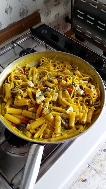 Pasta con verdure grigliate e feta