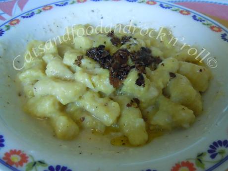 Gnocchi di patate alla curcuma, cacio pepe e tartufo