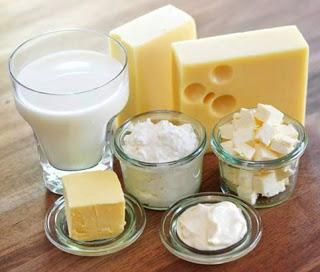 ROMA. No al formaggio senza latte: allevatori, casari e consumatori in piazza Montecitorio ROMA. No al formaggio senza latte: allevatori, casari e consumatori in piazza Montecitorio