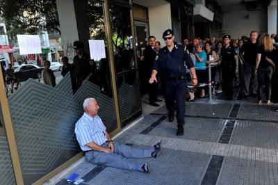 Grecia, la foto simbolo: il pensionato in lacrime davanti alla sua banca