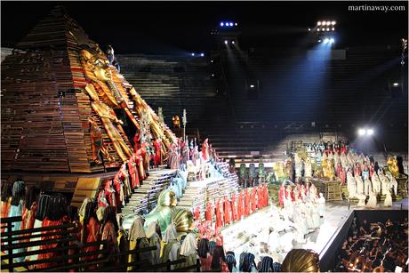 L’Opera all’Arena di Verona grazie ai Tweet Seats. L’Opera all’Arena di Verona grazie ai Tweet Seats.