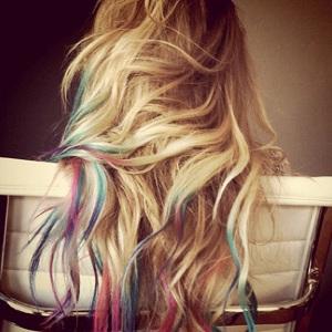 Ultima moda per i capelli: l’arcobaleno sulla tua chioma!