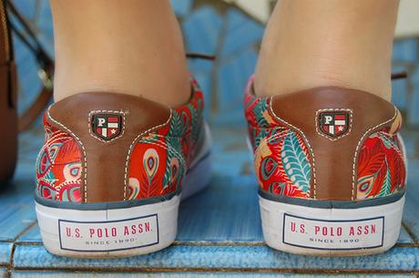 Outfit estivo in città: look colorato e leggero sneakers us polo