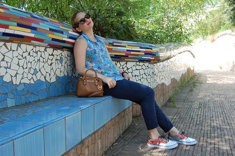 Outfit estivo in città: look colorato e leggero blue a fiori