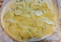 Rotolo di pasta sfoglia con speck, patate e semi di papavero. Rotolo di pasta sfoglia con speck, patate e semi di papavero.