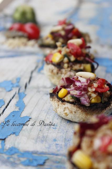 Funghi ripieni di insalata si bulgur e quinoa