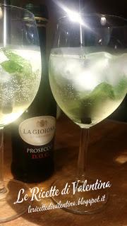 Spritz bianco: prosecco, sciroppo di sambuco e menta Spritz bianco: prosecco, sciroppo di sambuco e menta