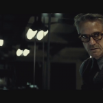 14 - Alfred. Ha un braccio fasciato. Era forse lui la persona vicina a Wayne e coinvolta nella distruzione di Metropolis?