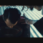 31 - Strana scena. Superman si prostra in ginocchio davanti a Luthor, che gli accarezza il volto con gesto di scherno